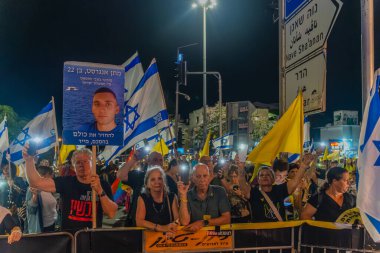 Hayfa, İsrail - 11 Ekim 2025: Çeşitli tabela ve bayraklı bir kalabalık, savaşı sona erdirmek ve rehineleri serbest bırakmak için ateşkesi destekleyen bir protesto mitingine katıldı. Hayfa, İsrail