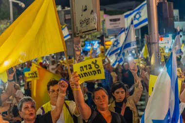 Hayfa, İsrail - 11 Ekim 2025: Çeşitli tabela ve bayraklı bir kalabalık, savaşı sona erdirmek ve rehineleri serbest bırakmak için ateşkesi destekleyen bir protesto mitingine katıldı. Hayfa, İsrail