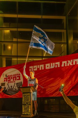 Hayfa, İsrail - 11 Ekim 2025: Çeşitli tabela ve bayraklı bir kalabalık, savaşı sona erdirmek ve rehineleri serbest bırakmak için ateşkesi destekleyen bir protesto mitingine katıldı. Hayfa, İsrail