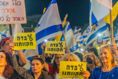 Hayfa, İsrail - 11 Ekim 2025: Çeşitli tabela ve bayraklı bir kalabalık, savaşı sona erdirmek ve rehineleri serbest bırakmak için ateşkesi destekleyen bir protesto mitingine katıldı. Hayfa, İsrail