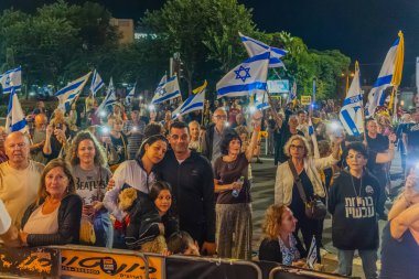 Hayfa, İsrail - 11 Ekim 2025: Çeşitli tabela ve bayraklı bir kalabalık, savaşı sona erdirmek ve rehineleri serbest bırakmak için ateşkesi destekleyen bir protesto mitingine katıldı. Hayfa, İsrail
