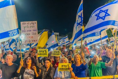 Hayfa, İsrail - 11 Ekim 2025: Çeşitli tabela ve bayraklı bir kalabalık, savaşı sona erdirmek ve rehineleri serbest bırakmak için ateşkesi destekleyen bir protesto mitingine katıldı. Hayfa, İsrail