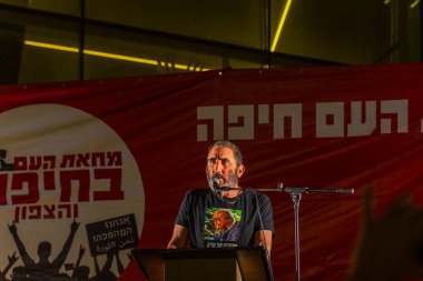 Hayfa, İsrail - 11 Ekim 2025: 85 yaşındaki babası Hamas tarafından kaçırılıp öldürülen Boaz Zalmanovich, bir protesto mitinginde kalabalığa konuştu. Hayfa, İsrail