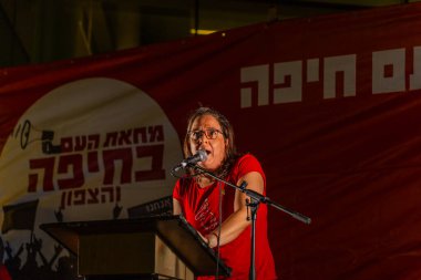 Hayfa, İsrail - 11 Ekim 2025: Ora Peled Nakash, savaşı sona erdirmek ve rehineleri serbest bırakmak için yapılan ateşkesi destekleyen bir protesto mitinginin bir parçası olarak kalabalığa seslendi. Hayfa, İsrail