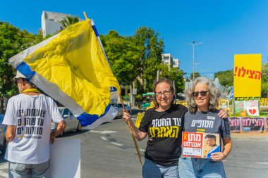 Hayfa, İsrail - 13 Ekim 2025: Tabela ve bayraklı insanların günlük protesto gösterileri, canlı rehinelerin serbest bırakılmasını kutlamak, ateşkes anlaşmasının tamamlanması çağrısı, Hayfa, İsrail