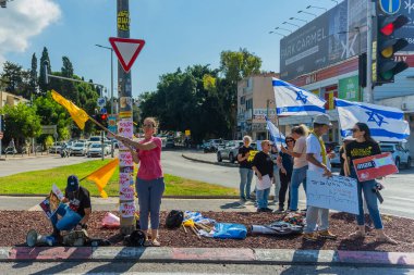 Hayfa, İsrail - 13 Ekim 2025: Tabela ve bayraklı insanların günlük protesto gösterileri, canlı rehinelerin serbest bırakılmasını kutlamak, ateşkes anlaşmasının tamamlanması çağrısı, Hayfa, İsrail