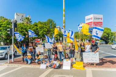 Hayfa, İsrail - 13 Ekim 2025: Tabela ve bayraklı insanların günlük protesto gösterileri, canlı rehinelerin serbest bırakılmasını kutlamak, ateşkes anlaşmasının tamamlanması çağrısı, Hayfa, İsrail