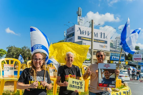 Hayfa, İsrail - 13 Ekim 2025: Tabela ve bayraklı insanların günlük protesto gösterileri, canlı rehinelerin serbest bırakılmasını kutlamak, ateşkes anlaşmasının tamamlanması çağrısı, Hayfa, İsrail