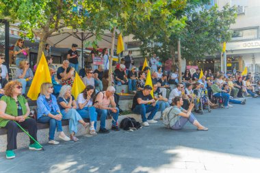 Hayfa, İsrail - 17 Ekim 2025: Anma, teşekkür ve mücadele meclisi, ateşkesin ardından, İsrail Hayfa 'daki rehinelere destek için