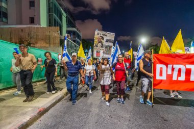 Hayfa, İsrail - 18 Ekim 2025: IDF 'ye karşı yapılan protestolar Hava Kuvvetleri Navigatörü Asaf Dagan' ı şehit asker olarak tanımıyor ama sivil Jabo Erlich 'i bir asker olarak tanıyor. Protesto mitingi, Hayfa, İsrail