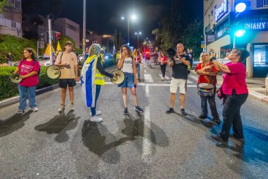 Hayfa, İsrail - 18 Ekim 2025: Protesto lideri Rotem Perelman - Farhi, ateşkesin ardından hükümete karşı düzenlenen bir protesto mitinginde kalabalığa sesleniyor. Hayfa, İsrail
