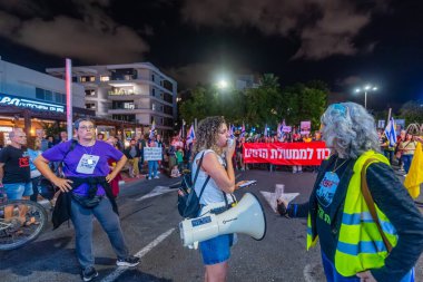 Hayfa, İsrail - 18 Ekim 2025: Protesto lideri Rotem Perelman - Farhi, ateşkesin ardından hükümete karşı düzenlenen bir protesto mitinginde kalabalığa sesleniyor. Hayfa, İsrail