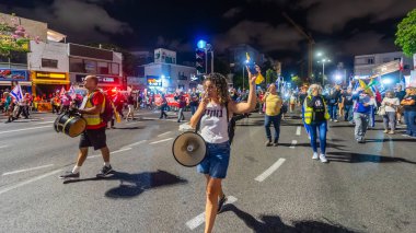 Hayfa, İsrail - 18 Ekim 2025: Çeşitli tabelaları ve bayrakları olan insanlar, ateşkes sonrasında hükümete karşı düzenlenen bir protesto mitingine katıldılar. Hayfa, İsrail