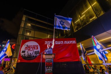 Hayfa, İsrail - 18 Ekim 2025: Çeşitli tabela ve bayraklara sahip bir grup insan, ateşkesin ardından hükümete karşı düzenlenen protestoya katıldı. Hayfa, İsrail