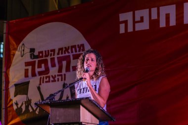 Hayfa, İsrail - 18 Ekim 2025: Protesto lideri Rotem Perelman - Farhi, ateşkesin ardından hükümete karşı düzenlenen bir protesto mitinginde kalabalığa sesleniyor. Hayfa, İsrail