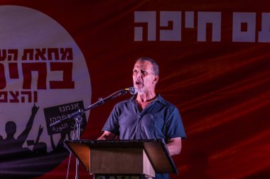 Hayfa, İsrail - 18 Ekim 2025: Eylemci Öfer Amiel, ateşkes sonrasında hükümete karşı düzenlenen bir protesto mitinginde kalabalığa sesleniyor. Hayfa, İsrail