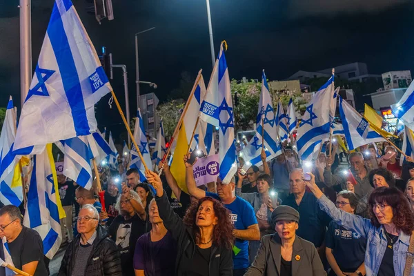 Hayfa, İsrail - 18 Ekim 2025: Çeşitli tabela ve bayraklara sahip bir grup insan, ateşkesin ardından hükümete karşı düzenlenen protestoya katıldı. Hayfa, İsrail