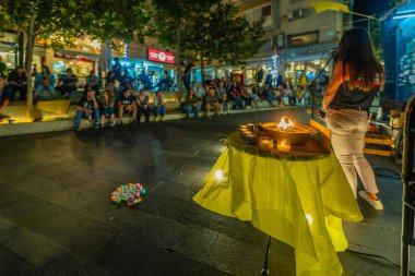 Hayfa, İsrail - 22 Ekim 2025: İnsanlar mumları yakarak iade edilen Arie Zalmanovich 'in cenazesini anıyorlar. Hayfa, İsrail