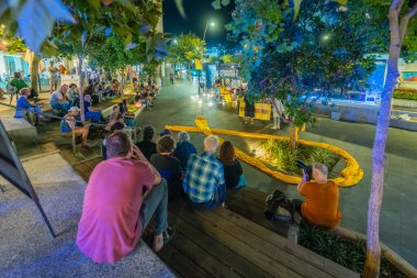 Hayfa, İsrail - 22 Ekim 2025: İnsanlar mumları yakarak iade edilen Arie Zalmanovich 'in cenazesini anıyorlar. Hayfa, İsrail