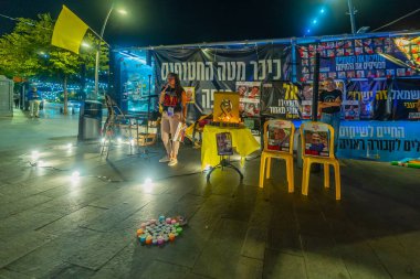 Hayfa, İsrail - 22 Ekim 2025: İnsanlar mumları yakarak iade edilen Arie Zalmanovich 'in cenazesini anıyorlar. Hayfa, İsrail