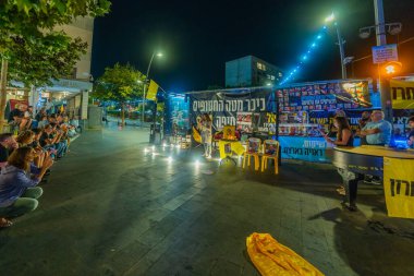 Hayfa, İsrail - 22 Ekim 2025: İnsanlar mumları yakarak iade edilen Arie Zalmanovich 'in cenazesini anıyorlar. Hayfa, İsrail