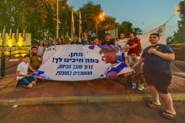 Kiryat Bialik, İsrail - 23 Ekim 2025: İnsanlar serbest bırakılan rehine Matan Angrest, Kiryat Bialik, İsrail 'in dönüşünü kutluyor ve karşılıyorlar