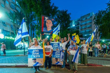 Kiryat Bialik, İsrail - 23 Ekim 2025: İnsanlar serbest bırakılan rehine Matan Angrest, Kiryat Bialik, İsrail 'in dönüşünü kutluyor ve karşılıyorlar