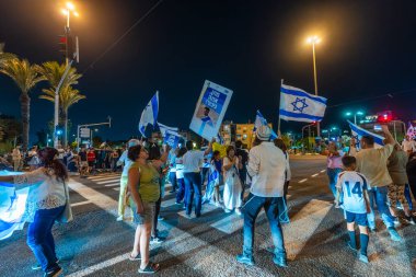 Kiryat Bialik, İsrail - 23 Ekim 2025: İnsanlar serbest bırakılan rehine Matan Angrest, Kiryat Bialik, İsrail 'in dönüşünü kutluyor ve karşılıyorlar