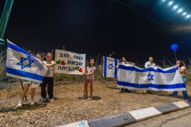 Kiryat Bialik, İsrail - 23 Ekim 2025: İnsanlar serbest bırakılan rehine Matan Angrest, Kiryat Bialik, İsrail 'in dönüşünü kutluyor ve karşılıyorlar