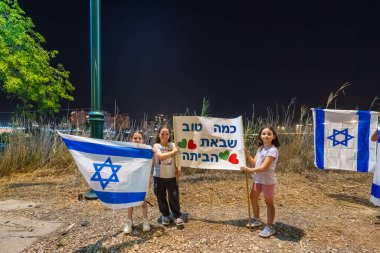 Kiryat Bialik, İsrail - 23 Ekim 2025: İnsanlar serbest bırakılan rehine Matan Angrest, Kiryat Bialik, İsrail 'in dönüşünü kutluyor ve karşılıyorlar