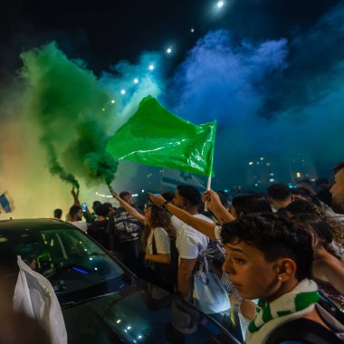 Kiryat Bialik, İsrail - 23 Ekim 2025: İnsanlar serbest bırakılan rehine Matan Angrest, Kiryat Bialik, İsrail 'in dönüşünü kutluyor ve karşılıyorlar