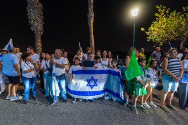 Kiryat Bialik, İsrail - 23 Ekim 2025: İnsanlar serbest bırakılan rehine Matan Angrest, Kiryat Bialik, İsrail 'in dönüşünü kutluyor ve karşılıyorlar