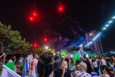 Kiryat Bialik, İsrail - 23 Ekim 2025: İnsanlar serbest bırakılan rehine Matan Angrest, Kiryat Bialik, İsrail 'in dönüşünü kutluyor ve karşılıyorlar