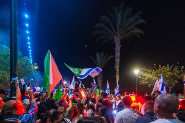 Kiryat Bialik, İsrail - 23 Ekim 2025: İnsanlar serbest bırakılan rehine Matan Angrest, Kiryat Bialik, İsrail 'in dönüşünü kutluyor ve karşılıyorlar