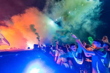 Kiryat Bialik, İsrail - 23 Ekim 2025: İnsanlar serbest bırakılan rehine Matan Angrest, Kiryat Bialik, İsrail 'in dönüşünü kutluyor ve karşılıyorlar