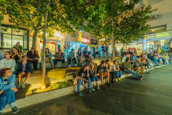 Hayfa, İsrail - 22 Ekim 2025: İnsanlar mumları yakarak iade edilen Arie Zalmanovich 'in cenazesini anıyorlar. Hayfa, İsrail