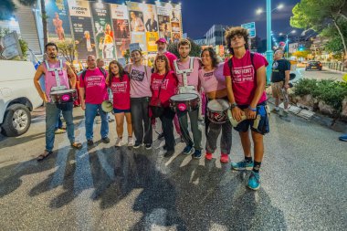 Hayfa, İsrail - 25 Ekim 2025: İnsanlar hükümete karşı yapılan ateşkesin ardından bir protesto yürüyüşüne (pembe grup) katılıyor. Hayfa, İsrail