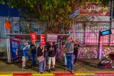 Hayfa, İsrail - 25 Ekim 2025: İnsanlar hükümete karşı yapılan ateşkesin ardından çeşitli işaretlerle bir protesto yürüyüşüne (barış eylemcileri grubu) katıldılar. Hayfa, İsrail