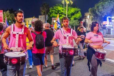 Hayfa, İsrail - 25 Ekim 2025: İnsanlar hükümete karşı yapılan ateşkesin ardından bir protesto yürüyüşüne (pembe grup) katılıyor. Hayfa, İsrail