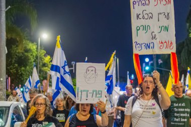 Hayfa, İsrail - 25 Ekim 2025: Çeşitli tabelaları ve bayrakları olan insanlar, ateşkes sonrasında hükümete karşı düzenlenen bir protesto mitingine katıldılar. Hayfa, İsrail
