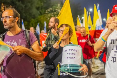 Hayfa, İsrail - 25 Ekim 2025: Geri dönüşüm kutularını ateşe verdikten sonra haftalarca hapsedilen sembolik eylemciler. Hükümete karşı düzenlenen protesto mitinginin bir parçası. Hayfa, İsrail