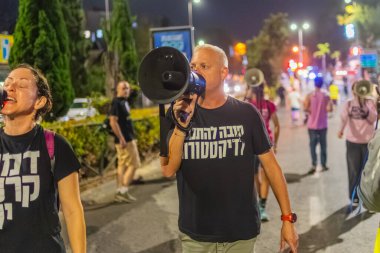 Hayfa, İsrail - 25 Ekim 2025: Çeşitli tabelaları ve bayrakları olan insanlar, ateşkes sonrasında hükümete karşı düzenlenen bir protesto mitingine katıldılar. Hayfa, İsrail