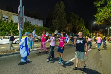 Hayfa, İsrail - 25 Ekim 2025: Çeşitli tabelaları ve bayrakları olan insanlar, ateşkes sonrasında hükümete karşı düzenlenen bir protesto mitingine katıldılar. Hayfa, İsrail