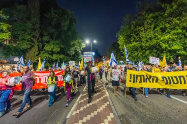 Hayfa, İsrail - 25 Ekim 2025: Geri dönüşüm kutularını ateşe verdikten sonra haftalarca hapsedilen sembolik eylemciler. Hükümete karşı düzenlenen protesto mitinginin bir parçası. Hayfa, İsrail