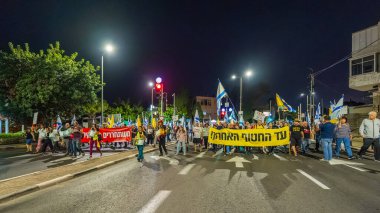 Hayfa, İsrail - 25 Ekim 2025: Geri dönüşüm kutularını ateşe verdikten sonra haftalarca hapsedilen sembolik eylemciler. Hükümete karşı düzenlenen protesto mitinginin bir parçası. Hayfa, İsrail