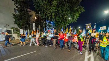 Hayfa, İsrail - 25 Ekim 2025: Geri dönüşüm kutularını ateşe verdikten sonra haftalarca hapsedilen sembolik eylemciler. Hükümete karşı düzenlenen protesto mitinginin bir parçası. Hayfa, İsrail