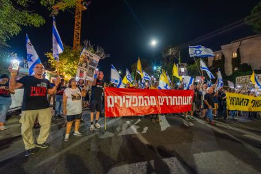 Hayfa, İsrail - 25 Ekim 2025: IDF 'ye karşı yapılan protestolar Hava Kuvvetleri Navigatörü Asaf Dagan' ı şehit asker olarak tanımıyor ama sivil Jabo Erlich 'i bir asker olarak tanıyor. Protesto mitingi, Hayfa, İsrail