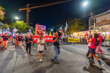 Hayfa, İsrail - 25 Ekim 2025: IDF 'ye karşı yapılan protestolar Hava Kuvvetleri Navigatörü Asaf Dagan' ı şehit asker olarak tanımıyor ama sivil Jabo Erlich 'i bir asker olarak tanıyor. Protesto mitingi, Hayfa, İsrail