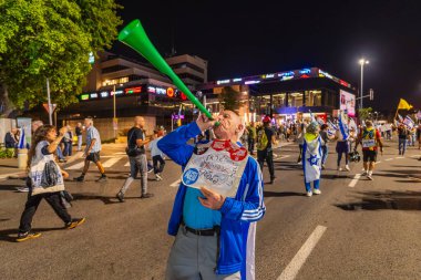 Hayfa, İsrail - 25 Ekim 2025: Çeşitli tabelaları ve bayrakları olan insanlar, ateşkes sonrasında hükümete karşı düzenlenen bir protesto mitingine katıldılar. Hayfa, İsrail