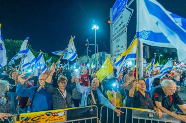 Hayfa, İsrail - 25 Ekim 2025: Çeşitli tabela ve bayraklara sahip bir grup insan, ateşkesin ardından hükümete karşı düzenlenen protestoya katıldı. Hayfa, İsrail